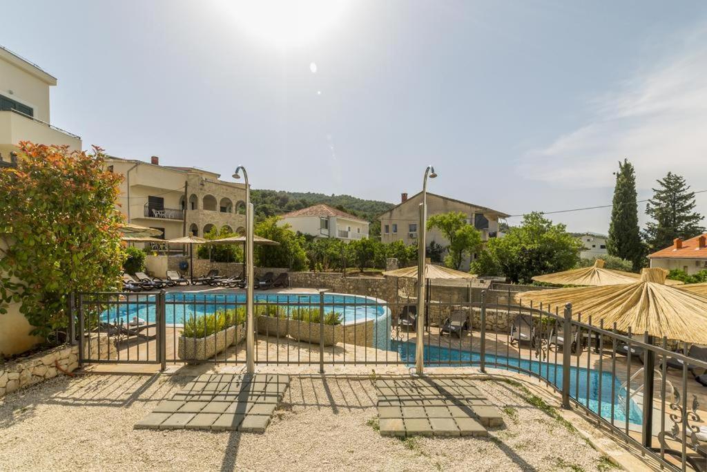 Apartment Emily Слатине Екстериор снимка