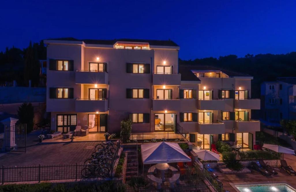 Apartment Emily Слатине Екстериор снимка