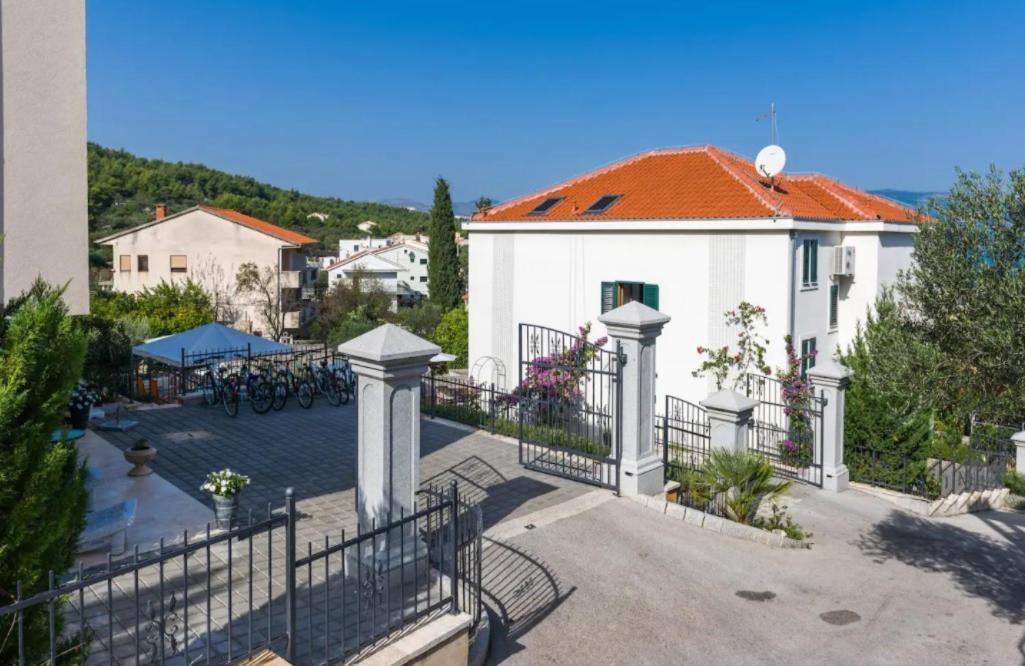 Apartment Emily Слатине Екстериор снимка
